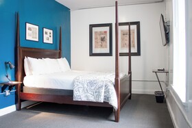 11th Avenue Hotel and Hostel