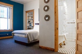 11th Avenue Hotel and Hostel