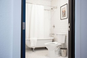 11th Avenue Hotel and Hostel