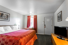 Econo Lodge Inn & Suites