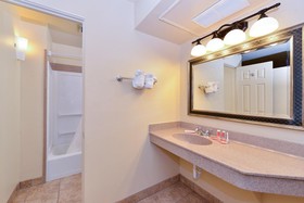 Econo Lodge Inn & Suites