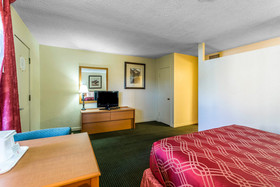Econo Lodge Inn & Suites