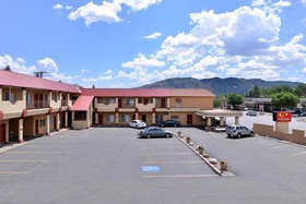 Econo Lodge Inn & Suites