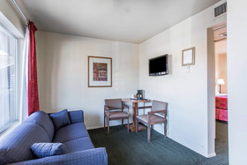 Econo Lodge Inn & Suites