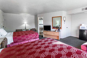 Econo Lodge Inn & Suites