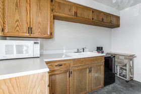 Econo Lodge Inn & Suites