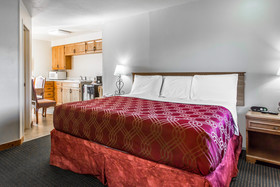 Econo Lodge Inn & Suites