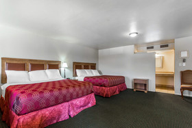 Econo Lodge Inn & Suites