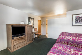 Econo Lodge Inn & Suites