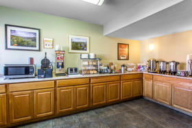 Econo Lodge Inn & Suites