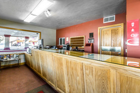 Econo Lodge Inn & Suites