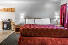 Econo Lodge Inn & Suites