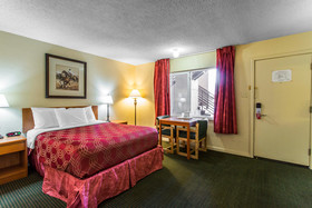 Econo Lodge Inn & Suites