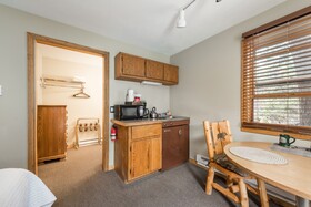 The 4 Seasons Inn
