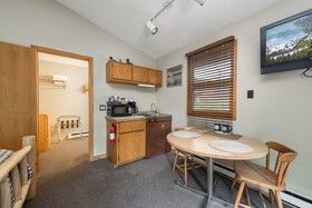The 4 Seasons Inn