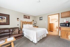 The 4 Seasons Inn