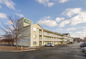 HomeTowne Studios Denver - Glendale/ Cherry Creek