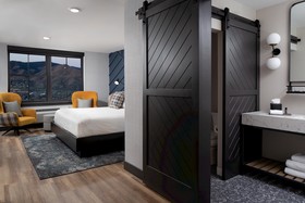 Eddy Taproom And Hotel