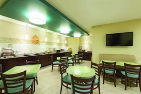 La Quinta Inn & Suites by Wyndham Henderson-Northeast Denver