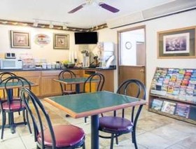 Super 8 by Wyndham Limon