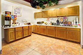 Super 8 by Wyndham Longmont/Twin Peaks