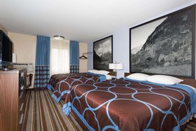 Super 8 by Wyndham Longmont/Twin Peaks