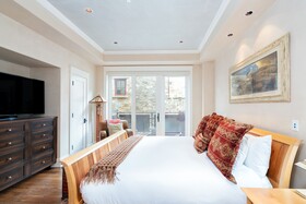 Auberge Residences at Element 52