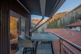 Auberge Residences at Element 52