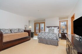 Auberge Residences at Element 52