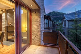 Auberge Residences at Element 52