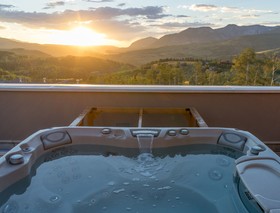 Fairmont Heritage Place, Franz Klammer Lodge