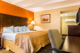 Clarion Hotel & Suites Hamden-New Haven