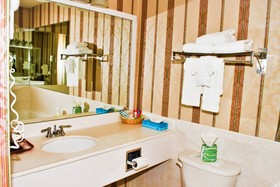 Hilltop Inn & Suites