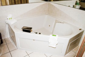 Hilltop Inn & Suites