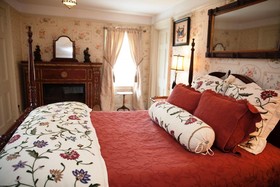 Bee and Thistle Inn and Lounge