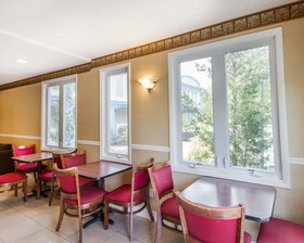 Econo Lodge Inn & Suites