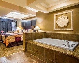 Econo Lodge Inn & Suites