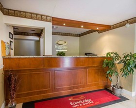 Econo Lodge Inn & Suites