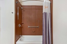 La Quinta Inn & Suites by Wyndham Stonington-Mystic Area