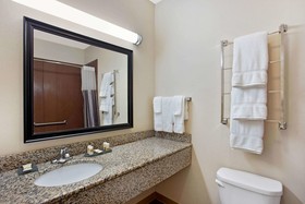 La Quinta Inn & Suites by Wyndham Stonington-Mystic Area
