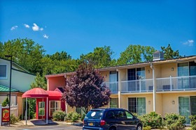 Super 8 by Wyndham Hartford South - Rocky Hill