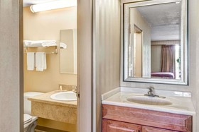 Super 8 by Wyndham Hartford South - Rocky Hill
