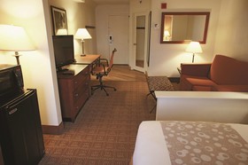 La Quinta Inn & Suites by Wyndham Stamford / New York City