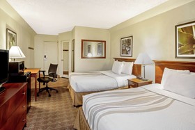 La Quinta Inn & Suites by Wyndham Stamford / New York City