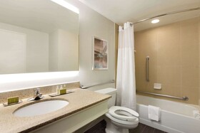DoubleTree by Hilton Hotel Hartford-Bradley Airport