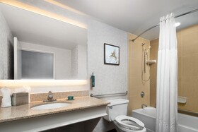 DoubleTree by Hilton Hotel Hartford-Bradley Airport
