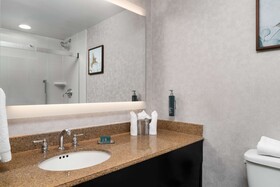 DoubleTree by Hilton Hotel Hartford-Bradley Airport