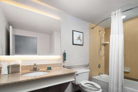 DoubleTree by Hilton Hotel Hartford-Bradley Airport