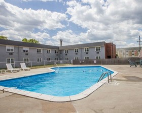 Econo Lodge Inn & Suites