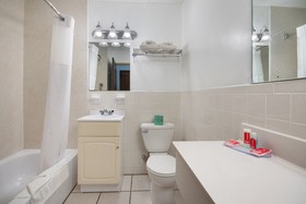 Econo Lodge Inn & Suites